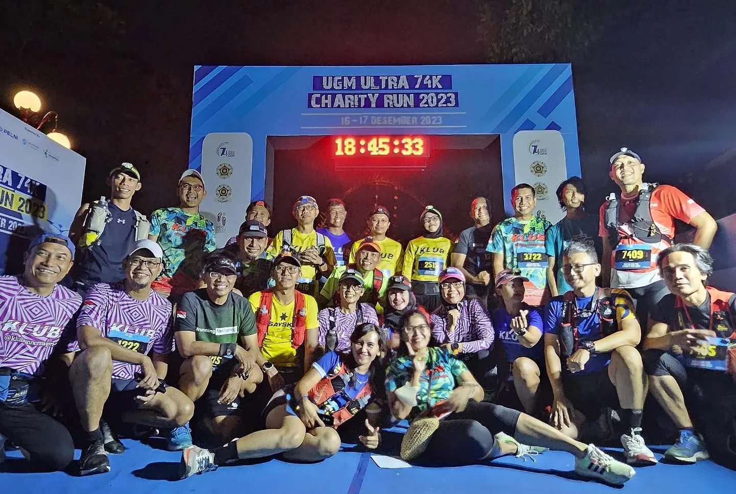 Para pelari berfoto bersama di gerbang start UGM Ultra 74K